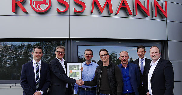 Gemeinsames Engagement für Nachhaltigkeit: Piepenbrock überreichte Rossmann die Urkunde über 2 500 Bäume, die anlässlich der Zusammenarbeit im Forst Rheinshagen gepflanzt wurden. (Bild: Piepenbrock Unternehmensgruppe GmbH + Co. KG)