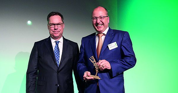 Olaf Piepenbrock nahm den Axia Best Managed Companies Award im Capitol Theater in Düsseldorf entgegen. (Bild: Rainer Holz für WirtschaftsWoche)