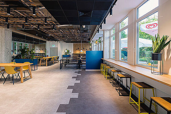 Die Lounge 5.0 in Hamburg, betrieben von Dussmann Service (©Dussmann Group, Fotograf: Martin Foddanu)