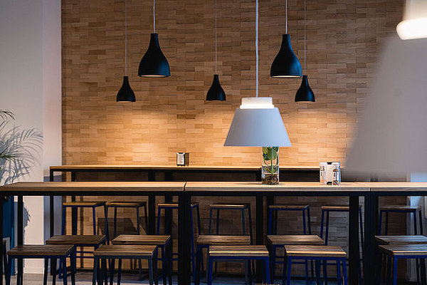 Lounge 5.0 ist im Industrie-Design gestaltet (©Dussmann Group, Fotograf: Martin Foddanu)