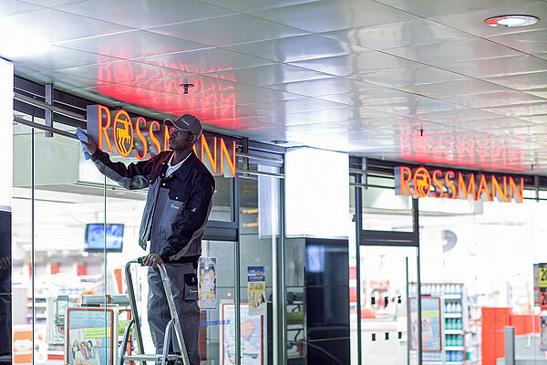Der Auftrag umfasst die Unterhalts-, Glas-, Bau- und die Portalreinigung für Rossmann.