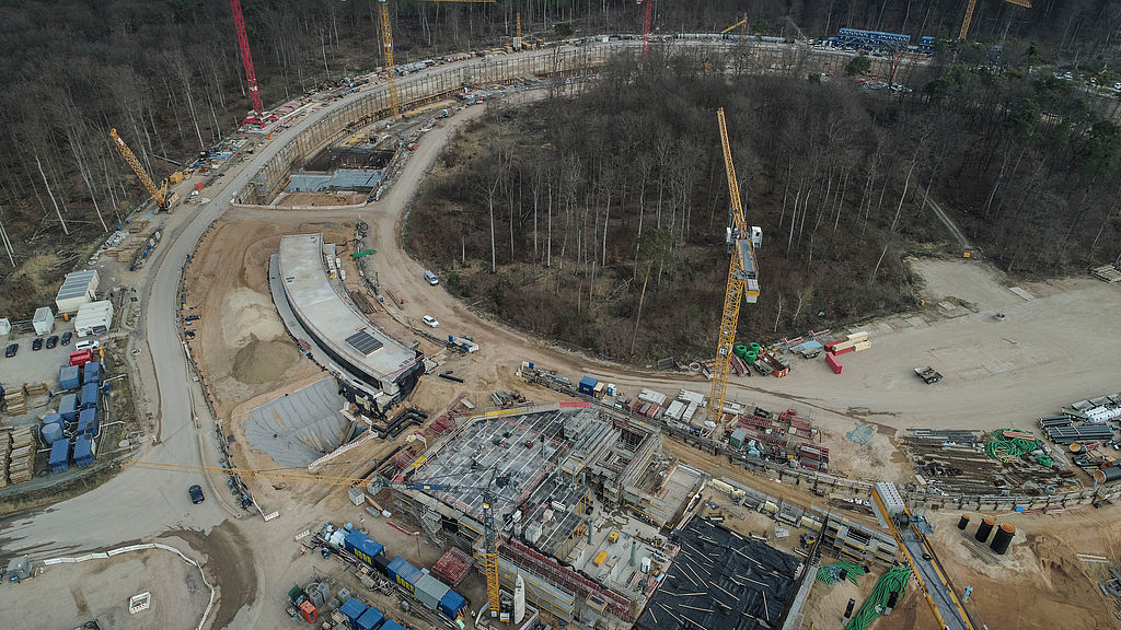 Die ARGE ENGIE-ROM/Wefers hat den Auftrag für die Gewerke Kühlung und Heizung bei der Teilchenbeschleuniger-Anlage FAIR im hessischen Darmstadt erhalten. Das Foto zeigt den aktuellen Stand des Tunnelbaus für den SIS100-Ringbeschleuniger im April 2021. Bildquelle: L. Möller/GSI/FAIR