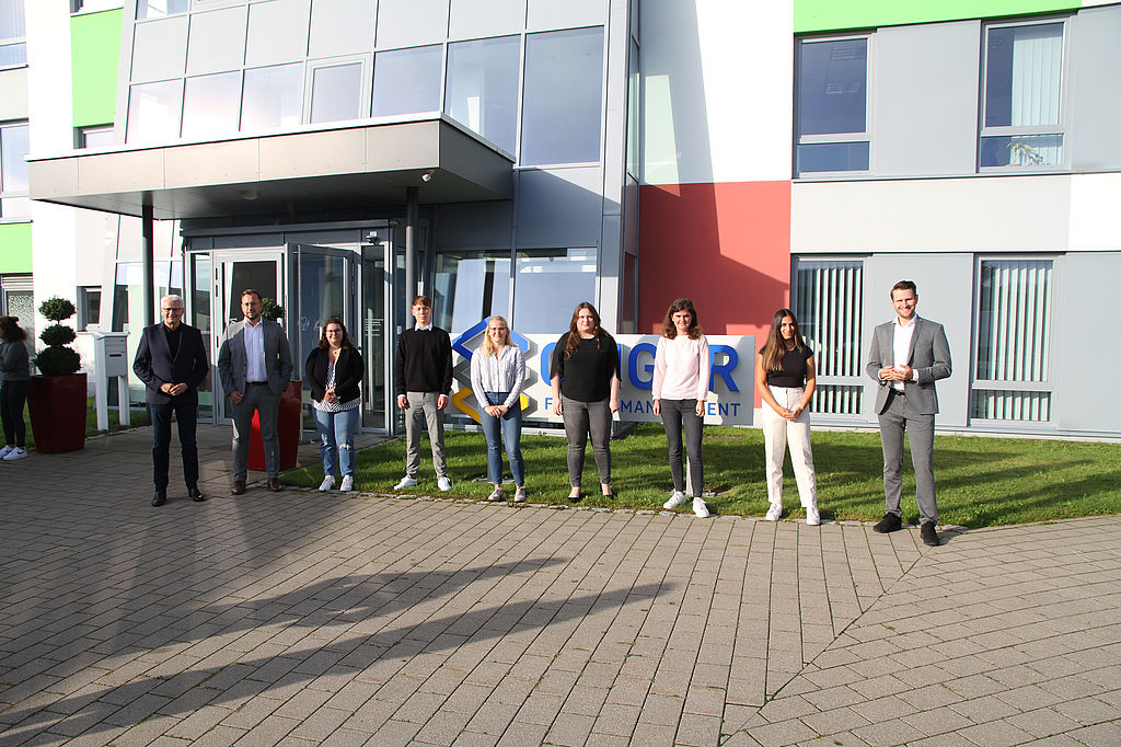 v.l.n.r.: Ulrich Geiger (Geschäftsführender Gesellschafter), Jens Gebhardt (Geschäftsführer bei Firma KDS), Viviane Otto (Kauffrau für Büromanagement), Daniel Gradulewski (Personaldienstleistungskauffmann), Leonie Mayr (Kauffrau für Büromanagement), Isabelle Bachmann (Kauffrau für Büromanagement), Lisa Dietenhauser (Technische Systemplanerin bei Firma Schötz), Aleyna Dilmen (Kauffrau für Büromanagement).Alexander Geiger (Geschäftsführender Gesellschafter)