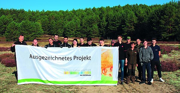 Die Piepenbrocker leisteten in der Zechower Heide ihren Beitrag zum Umweltschutz. (Bild: Piepenbrock Unternehmensgruppe GmbH + Co. KG)