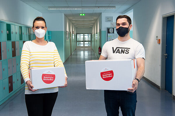 Übergabe der Dussmann BücherBox in der Bröndby-Oberschule Berlin-Steglitz.