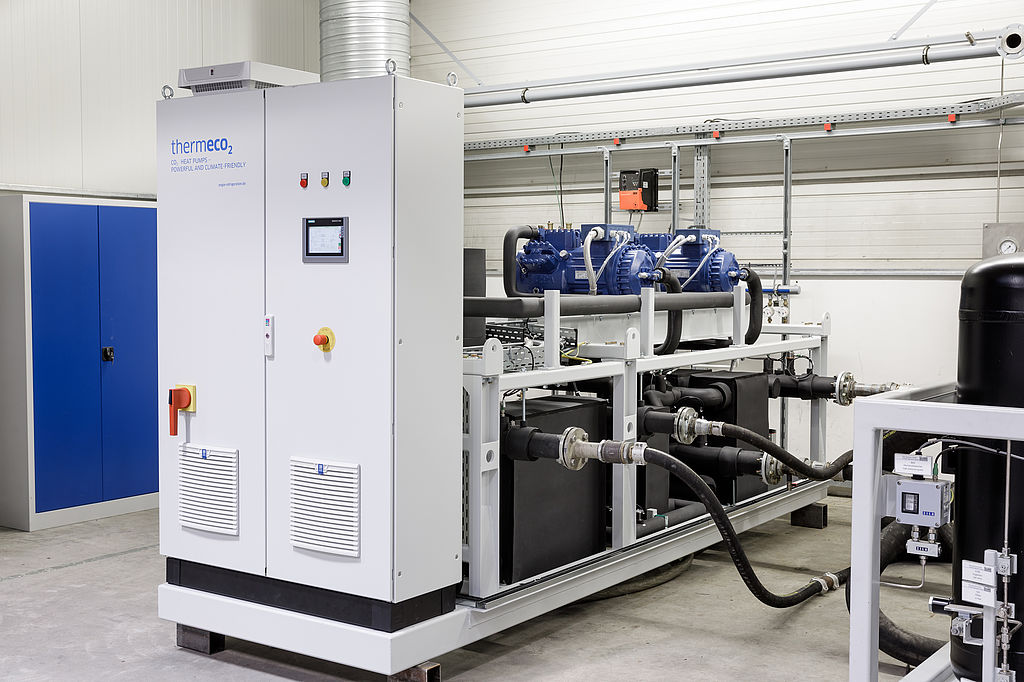 Wichtiges Leuchtturmprojekt für ENGIE Refrigeration: Im Zuge des Pilotprogramms "ReUseHeat" der Europäischen Union wird eine thermeco2-Wärmepumpe beim Energieversorger BS Energy in Braunschweig installiert. Fotos: ENGIE Refrigeration GmbH