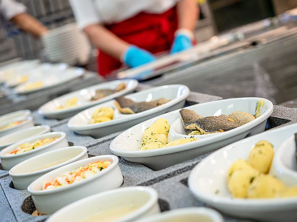 In der modernen Zentralküche in Linz-Pichling bereitet Dussmann täglich rund 1.600 Speisen frisch für 35 Betriebe zu.