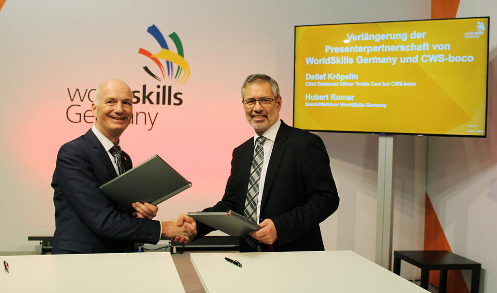 Hubert Romer (links), Geschäftsführer von WorldSkills Germany und Detlef Kröpelin, Chief Divisional Officer Textile Care bei CWS-boco