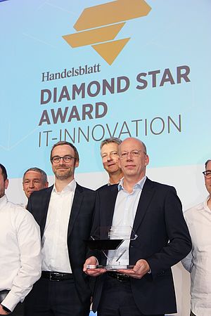 Apleona CDO Dr. Michael Lange (links) und CIO Bernhard Götze bei der Verleihung des Handelsblatt Diamond Star Awards am 22. Januar in München; Bildnachweis: Apleona