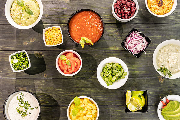 Von Guacamole bis hin zu Jalapeños: Die Tischgäste können die mexikanischen Spezialitäten mit verschiedenen Soßen und Toppings verfeinern. Bildrechte: WISAG