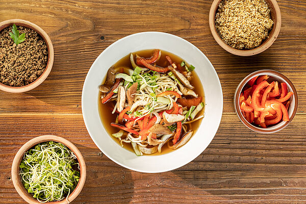 Zur asiatischen Beefsuppe mit Sesam empfehlen die Köche der WISAG Catering Toppings wie Pak Choi, Paprika oder Sojabohnen. Quelle: WISAG Zur asiatischen Beefsuppe mit Sesam empfehlen die Köche der WISAG Catering Toppings wie Pak Choi, Paprika oder Sojabohnen. Quelle: WISAG
