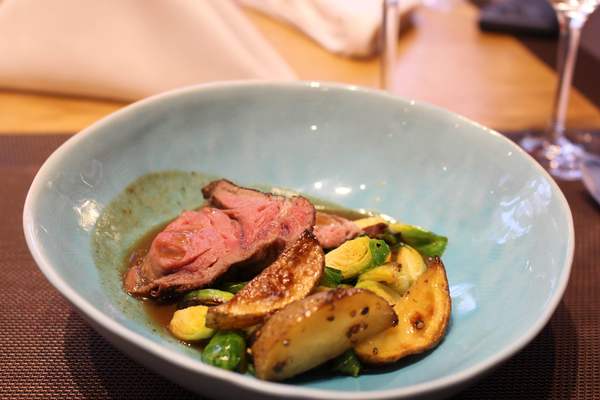 Rib Eye Steak mit Rosenkohl, Ofenkartoffeln und Portweinsauce – gekocht von Teilnehmern Jasmara May und Ingo Dransmann Bildquelle: Sodexo