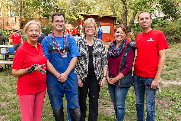v. l. n. r. Catherine von Fürstenberg-Dussmann, Christian Ronig (Bildungsreferent im VCP Berlin-Brandenburg), Bezirksbürgermeisterin Cerstin Richter-Kotowski, Bianca Sommerfeld, Wolf-Dieter Adlhoch (Vorstandssprecher Dussmann Group)