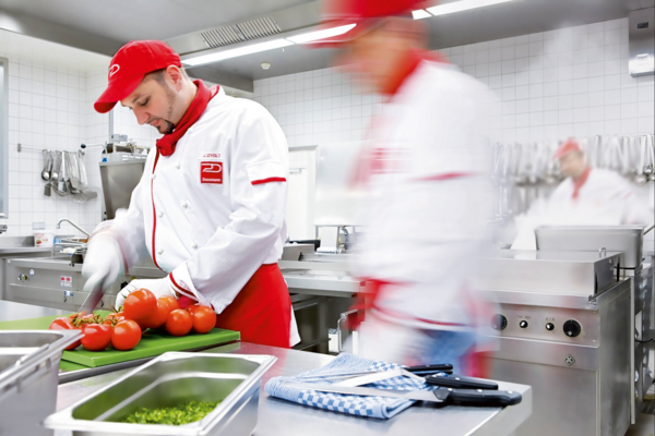 In der Großküche in Pichling bereiten die Dussmann-Mitarbeiter täglich mehr als 2.000 Portionen zu.