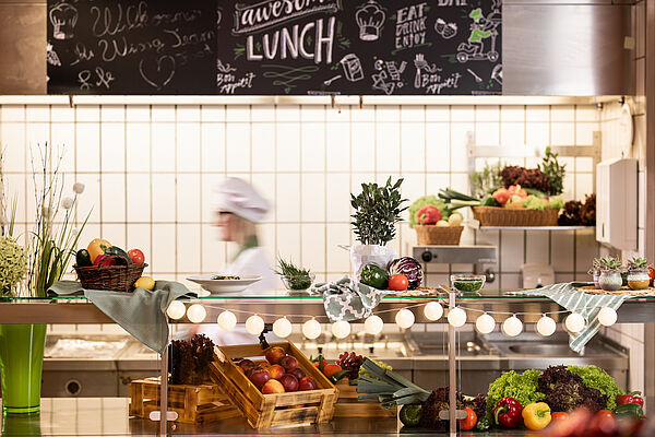 Unter dem Motto „Natürlich nachhaltig“ können die Tischgäste der WISAG Catering unter verschiedenen klimafreundlichen Speisen wählen. Quelle: WISAG 