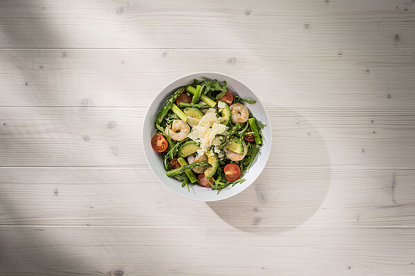 Die Tischgäste der WISAG Catering dürfen sich zum Beispiel auf die Garnelen-Bowl mit Spargel und Avocado freuen. Die Tischgäste der WISAG Catering dürfen sich zum Beispiel auf die Garnelen-Bowl mit Spargel und Avocado freuen.
