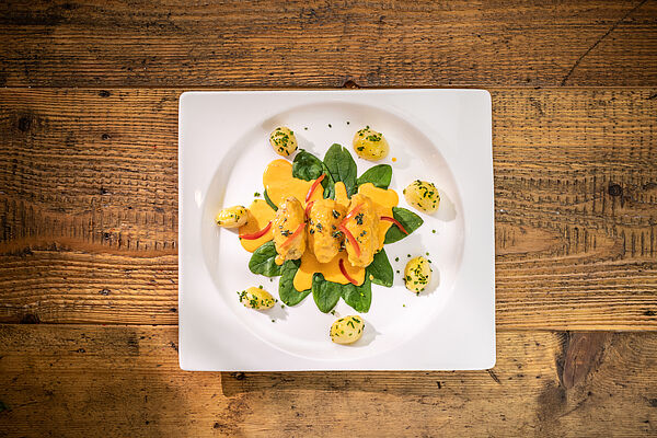 Auf dem Menüplan der teilnehmenden Betriebsrestaurants stehen dann beispielsweise Hechtklößchen mit Sauce Nantua/Lyon. Bildrechte: WISAG