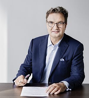CEO Jürgen Höfling unterzeichnet die Charta der Vielfalt.