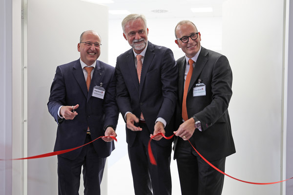Oberbürgermeister Wolfgang Griesert lobte das nachhaltige Handeln des Gebäudedienstleisters. (Piepenbrock Unternehmensgruppe GmbH + Co. KG)