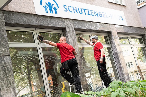 Reinigung der Fensterfassade im Steglitzer Schutzengel-Haus.