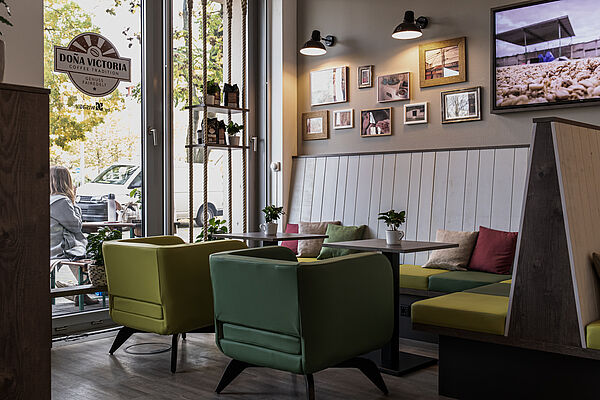 Die Gäste des Cafés sollen den Kaffee dort genießen können, gleichzeitig aber auch erfahren, welch harte Arbeit in jeder einzelnen Bohne steckt. Bildrechte: WISAG