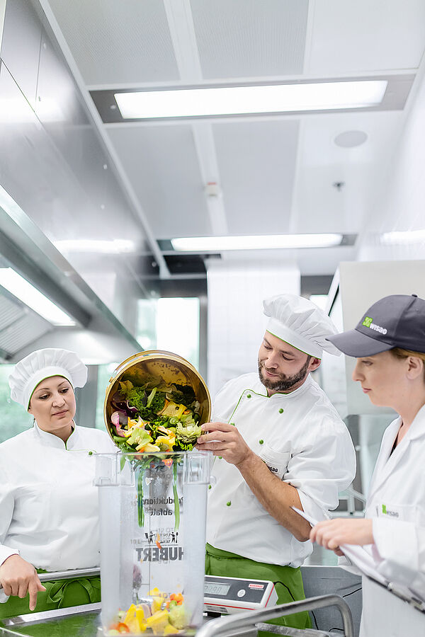Damit weniger Lebensmittel in der Tonne landen: Die WISAG Catering analysiert, wie sie Essensreste noch weiter reduzieren kann. Bildquelle: WISAG 