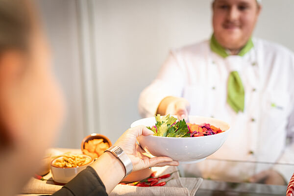 Im November und Dezember ver-wöhnt die WISAG Catering ihre Gäste mit schmackhaften Suppen aus verschiedenen Kontinenten. Quelle: WISAG Im November und Dezember ver-wöhnt die WISAG Catering ihre Gäste mit schmackhaften Suppen aus verschiedenen Kontinenten. Quelle: WISAG