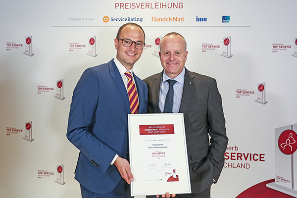 Philip Battermann und Thorsten Seewöster nahmen in Köln die Auszeichnung „TOP SERVICE Deutschland 2019“ entgegen. (Bild: ServiceRating, 2019)