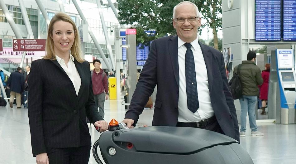 Laura Sasse, CDO der Dr. Sasse Gruppe und Michael Hanné, Geschäftsführer des Düsseldorfer Flughafens